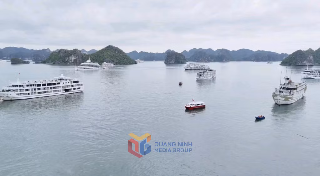 Tàu quân y và các xuồng cơ động tuần tra, chốt chặn trên khu vực đảo Ti Tốp.