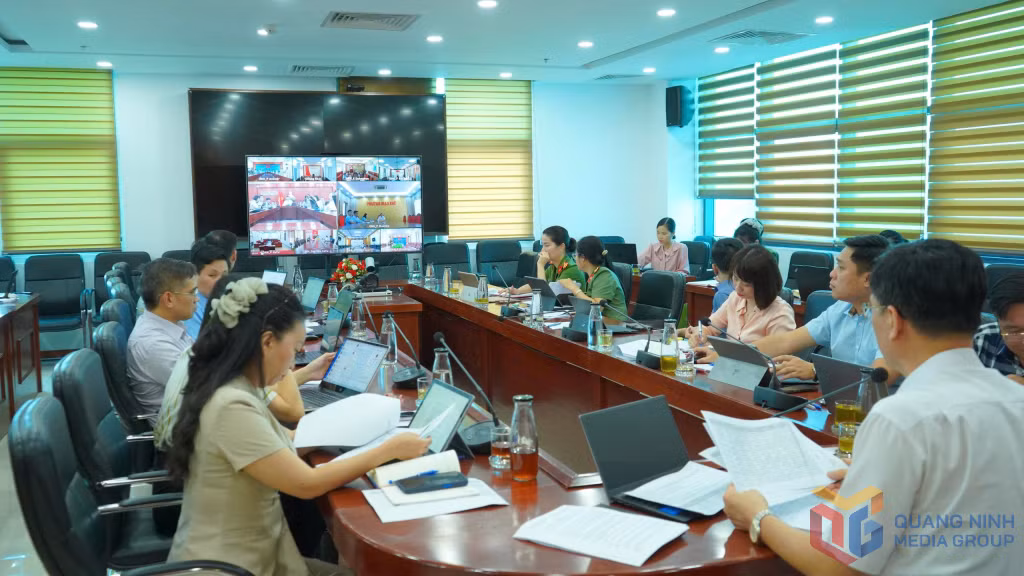 Quang cảnh cuộc họp.