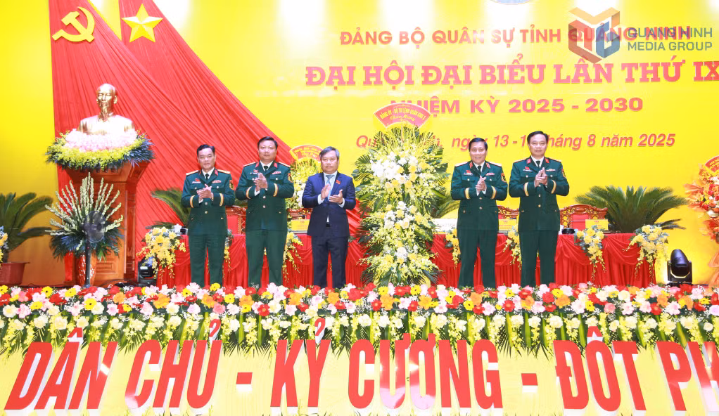 Bộ Tư lệnh Quân khu 3 tặng hoa chúc mừng Đại hội.