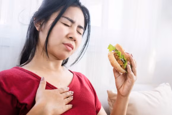Việc lựa chọn thực phẩm không phù hợp làm tăng triệu chứng trào ngược dạ dày - thực quản.