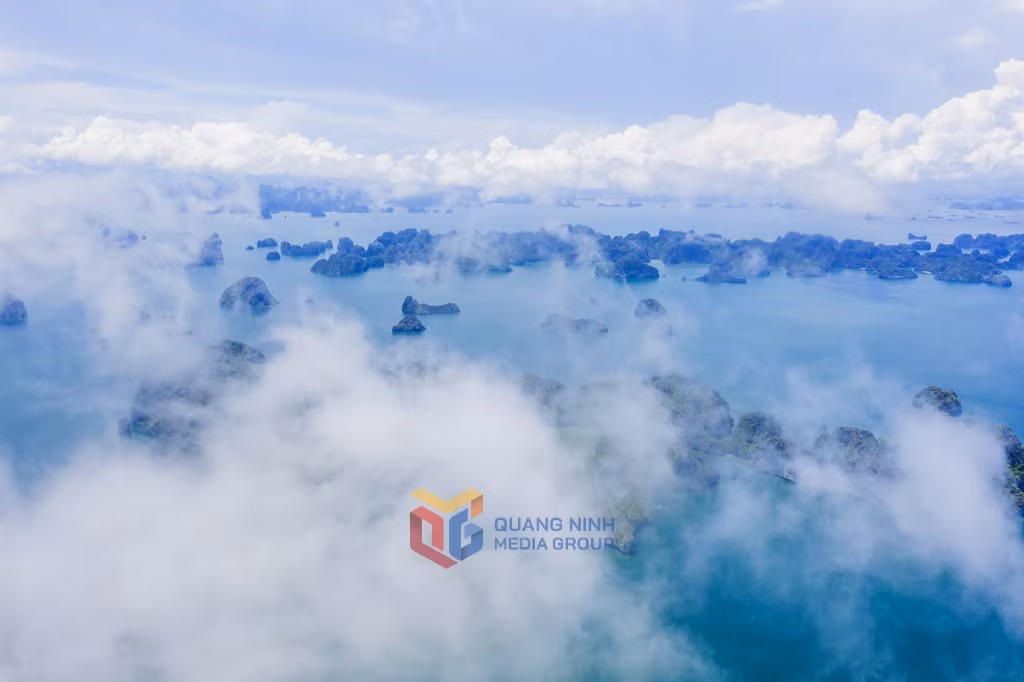 Mùa hè, vịnh Hạ Long rực rỡ sắc trời và biển mây. 