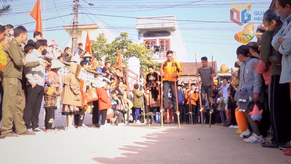 Trải nghiệm đi cà kheo.