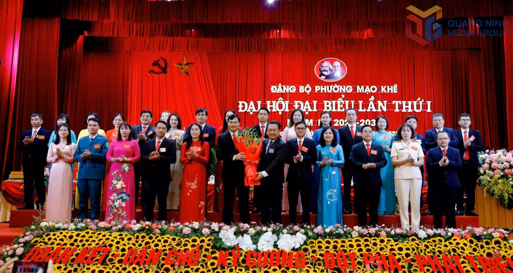 Đồng chí Nguyễn Đức Thành - Ủy viên BTV, Chủ nhiệm Ủy ban Kiểm tra Tỉnh ủy và các đại biểu tặng hoa chúc mừng BCH Đảng bộ phường Mạo Khê, nhiệm kỳ 2025-2030.