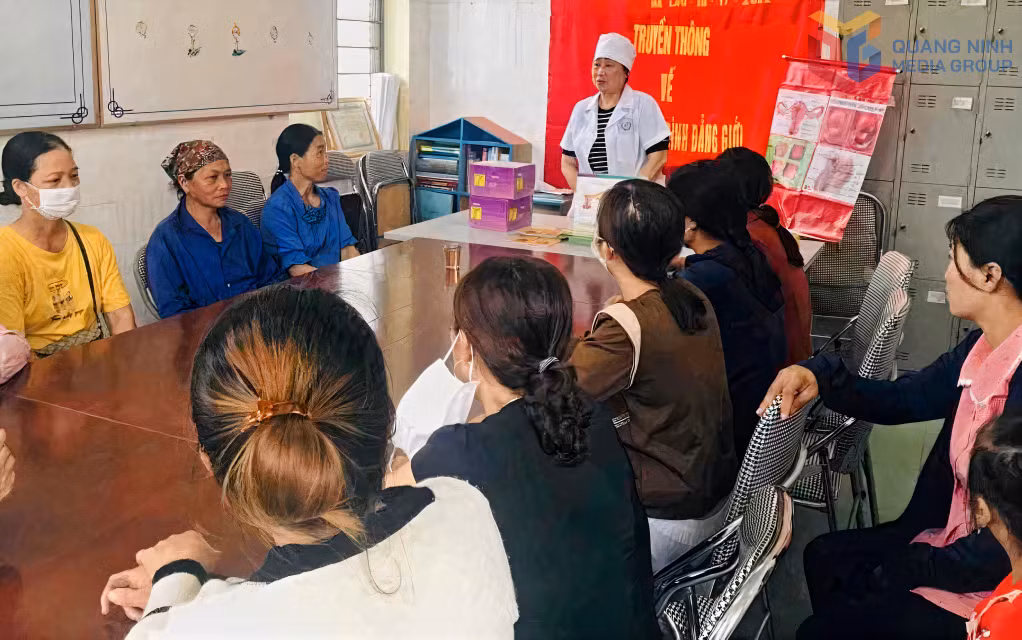 Hội Kế hoạch hoá gia đình tỉnh tuyên truyền về bình đẳng giới - kế hoạch hoá gia đình tại xã Điền Xá. Ảnh: Vân Anh