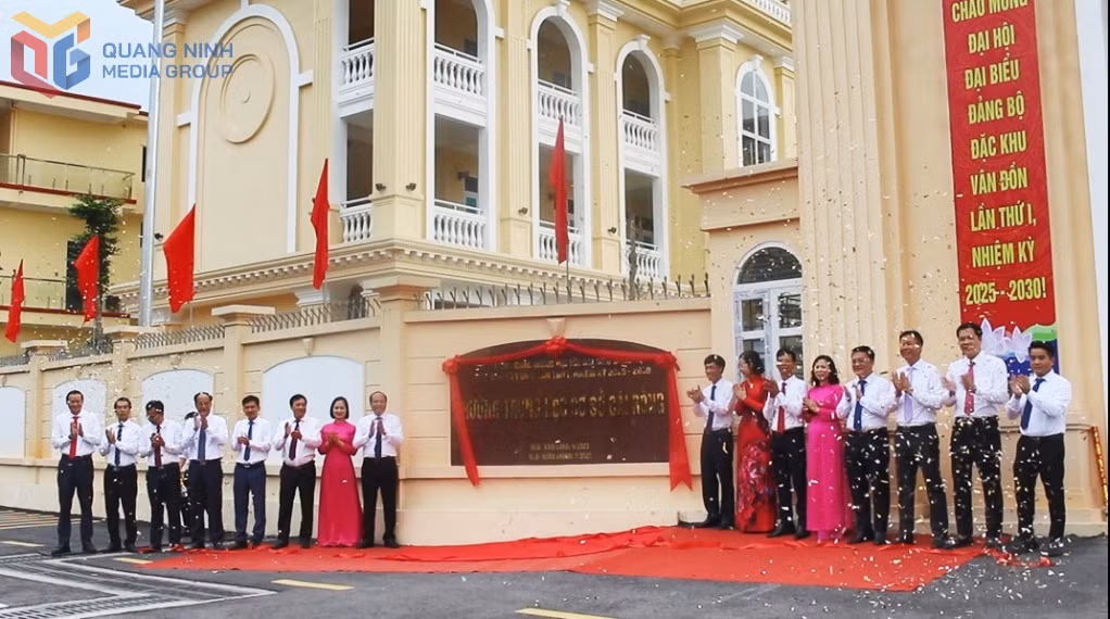 Đặc khu Vân Đồn tổ chức gắn biển Công trình Trường THCS Cái Rồng chào mừng Đại hội đại biểu Đảng bộ đặc khu Vân Đồn lần thứ I, nhiệm kỳ 2025-2030. Ảnh:&nbsp;Mai Duyên&nbsp;(CTV)