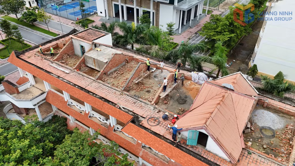 Các hạng mục sửa chữa, cải tạo, nâng cấp cơ sở vật chất phục vụ yêu cầu giảng dạy và học tập đang được Trường Đại học Hạ Long gấp rút triển khai và sẽ nhanh chóng hoàn thành để chào đón năm học mới 2025-2026.