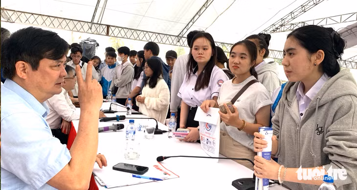 TS Nguyễn Mạnh Hùng - Vụ Giáo dục đại học (Bộ Giáo dục và Đào tạo) - giải đáp thắc mắc của học sinh liên quan đến xét tuyển chứng chỉ ngoại ngữ quốc tế, trong Chương trình tư vấn tuyển sinh - hướng nghiệp 2025