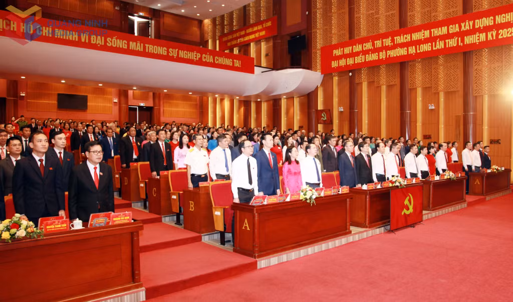 Các đại biểu thực hiện nghi thức chào cờ.