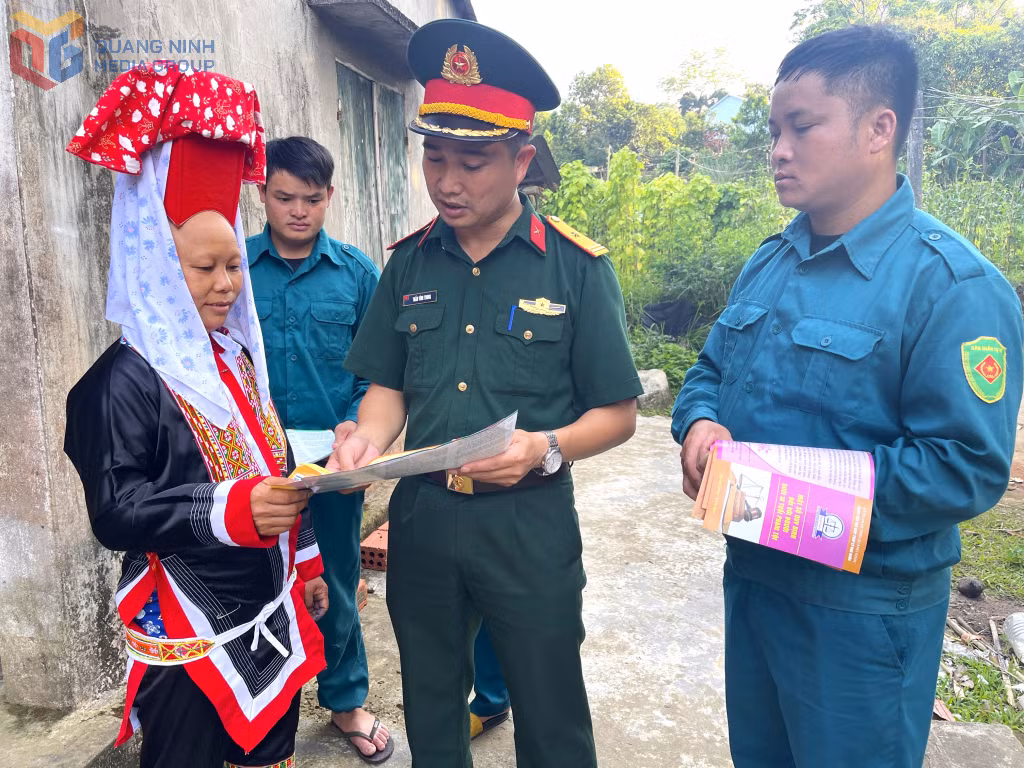 Lực lượng vũ trang Ban Chỉ huy PTKV 2 - Bình Liêu tuyên truyền, vận động đồng bào DTTS trên địa bàn thực hiện tốt chính sách, pháp luật của Đảng, Nhà nước.
