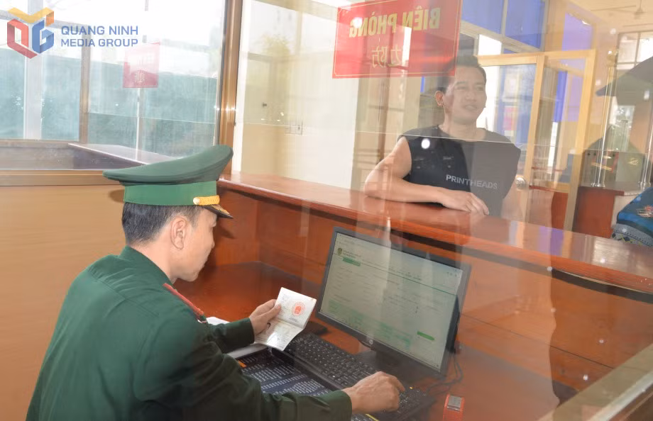 Đồn Biên phòng cửa khẩu Hoành Mô tạo điều kiện thuận lợi làm thủ tục xuất, nhập cảnh cho người dân.