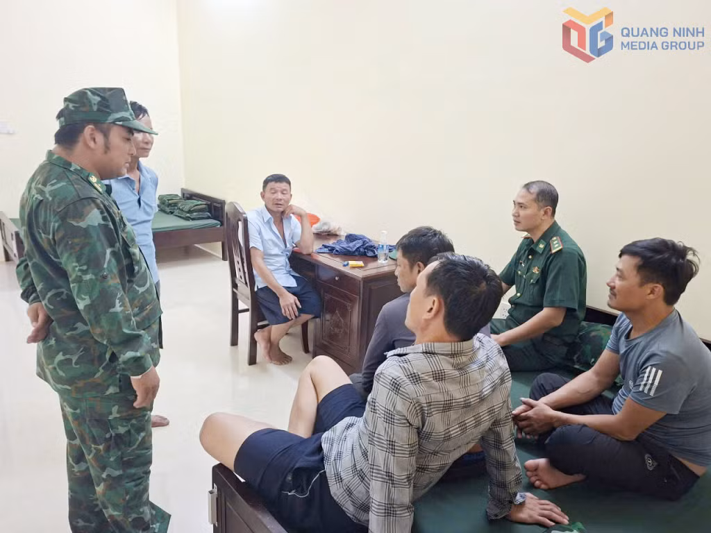  Cán bộ Đồn BP Đảo Trần động viên tinh thần và bố trí nơi ăn, nghỉ cho các ngư dân gặp nạn trên biển.
