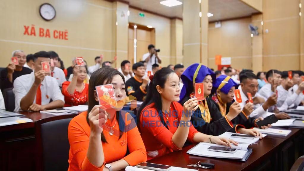 Các đại biểu biểu quyết thông qua Nghị quyết Đại hội (8-2025). Ảnh: Minh Đức