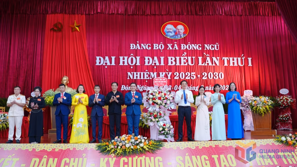 Đồng chí Nguyễn Văn Hồi, Ủy viên Ban Thường vụ Tỉnh ủy, Chủ tịch Ủy ban MTTQ tỉnh và lãnh đạo các Ban Xây dựng Đảng của tỉnh tặng hoa chúc mừng Đại hội.