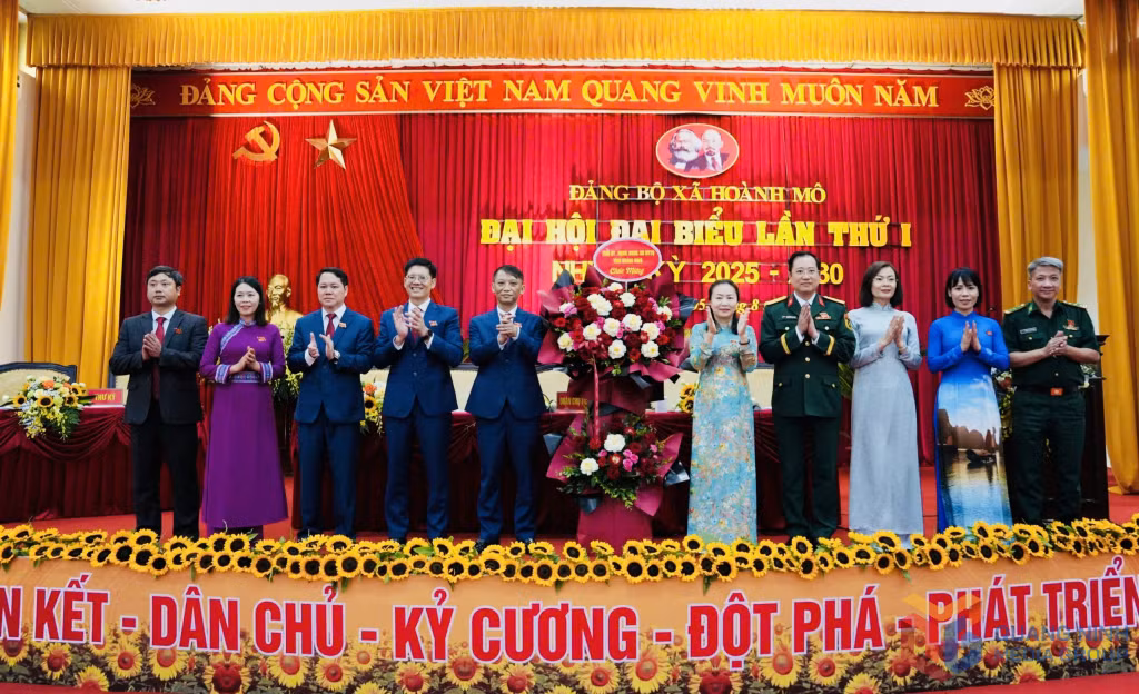 Đồng chí Vi Ngọc Bích, Ủy viên Ban thường vụ Tỉnh ủy, Phó Chủ tịch Thường trực HĐND tỉnh chúc mừng, tặng hoa Đại hội Đại biểu Đảng bộ xã Hoành Mô lần thứ I.