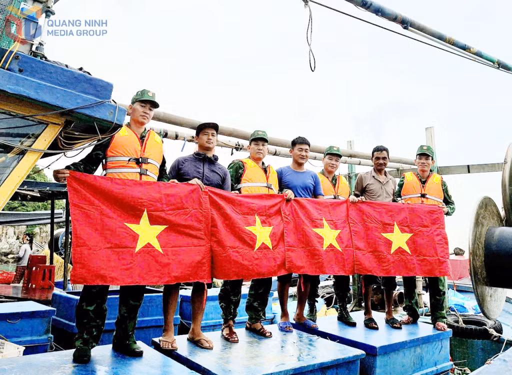 Đồn Biên phòng Đảo Trần tặng cờ Tổ quốc cho ngư dân.