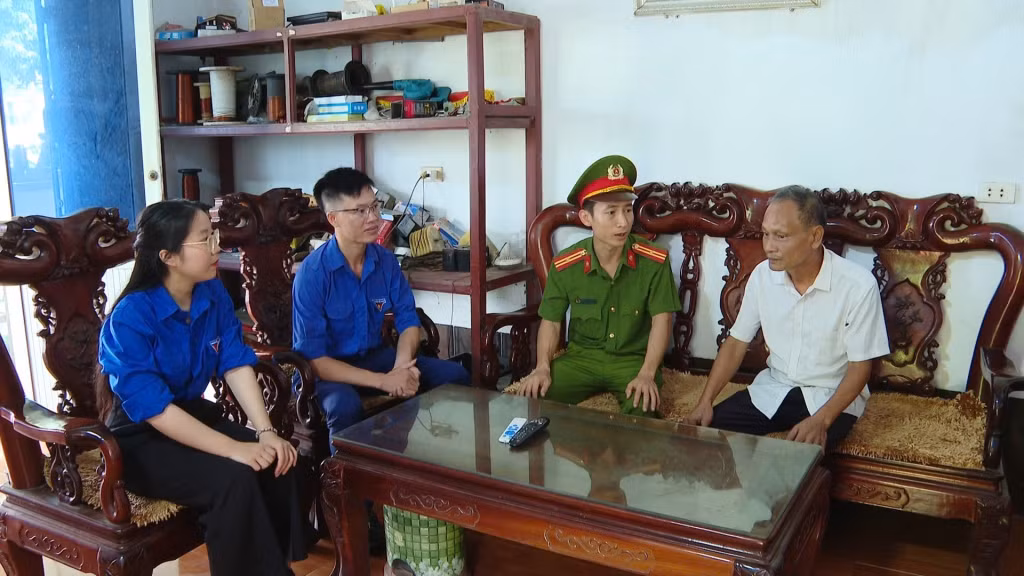 ĐVTN huyện Hải Hà tuyên truyền Luật giao thông cho người dân trên địa bàn xã Quảng Minh.