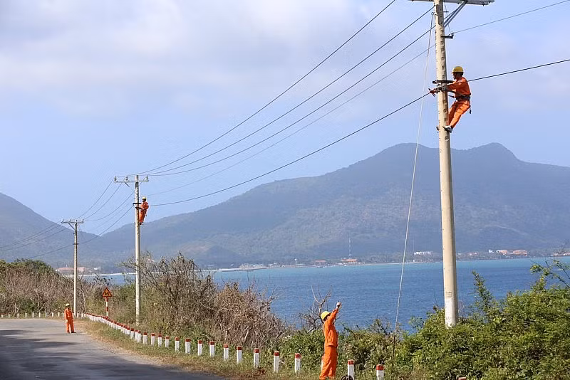 So sánh chi phí điện mặt trời và điện lưới ảnh 1