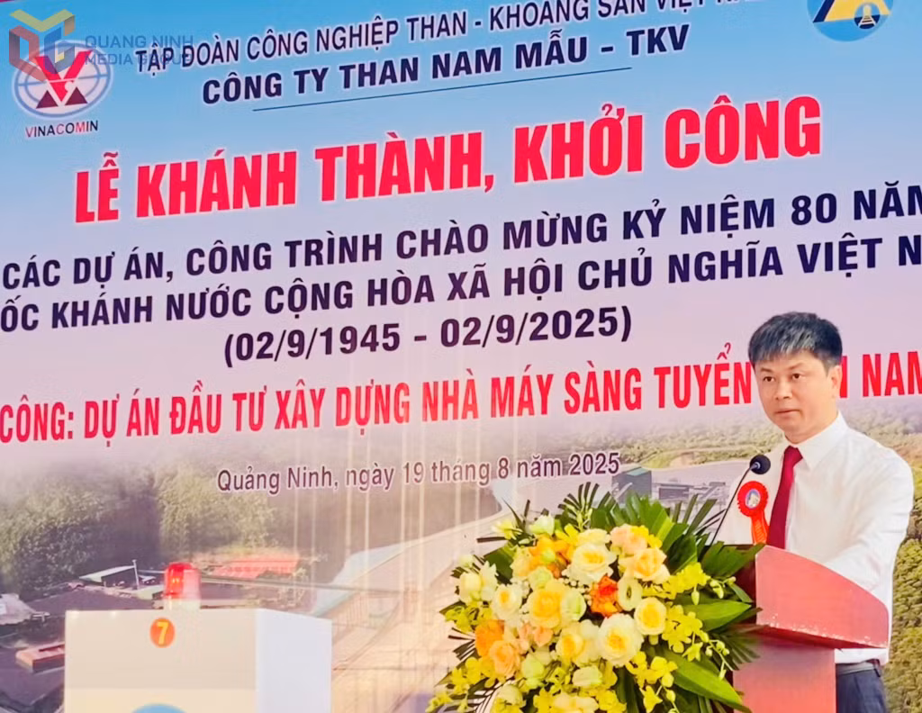 Lãnh đạo Công ty Than Nam Mẫu - TKV phát biểu cam kết đảm bảo tiến độ và chất lượng dự án.