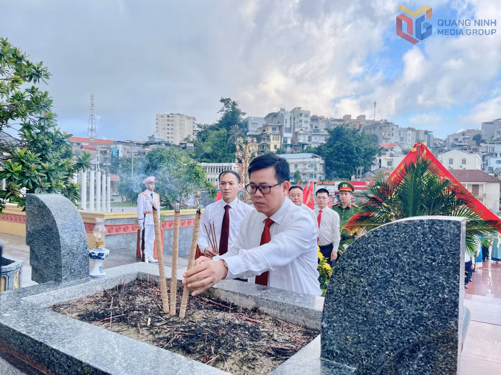 Đồng chí Hoàng Bá Nam, Tỉnh ủy viên, Bí thư Đảng ủy, Chủ tịch HĐND phường, cùng các đại biểu dâng hương tưởng niệm các Anh hùng liệt sĩ tại phường Hồng Gai.