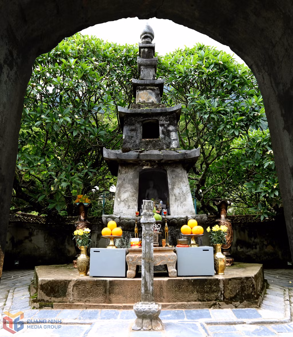 Tháp tổ Huệ Quang.