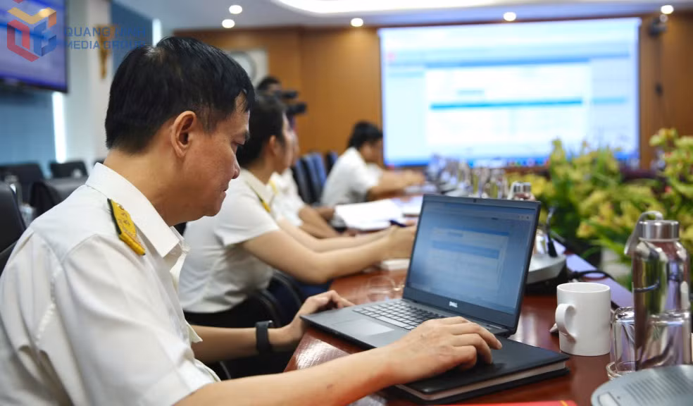 Cán bộ Thuế tỉnh Quảng Ninh thực hành việc giải quyết hồ sơ lĩnh vực đất đai trên hệ thống giải quyết TTHC mới của tỉnh.