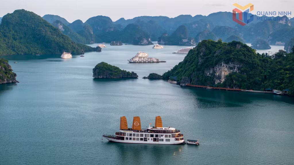 Hạ Long trong chiều hè.