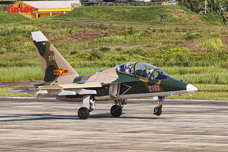 Biên đội Yak-130 tiến ra đường băng chuẩn bị cất cánh luyện tập nhiệm vụ A80.