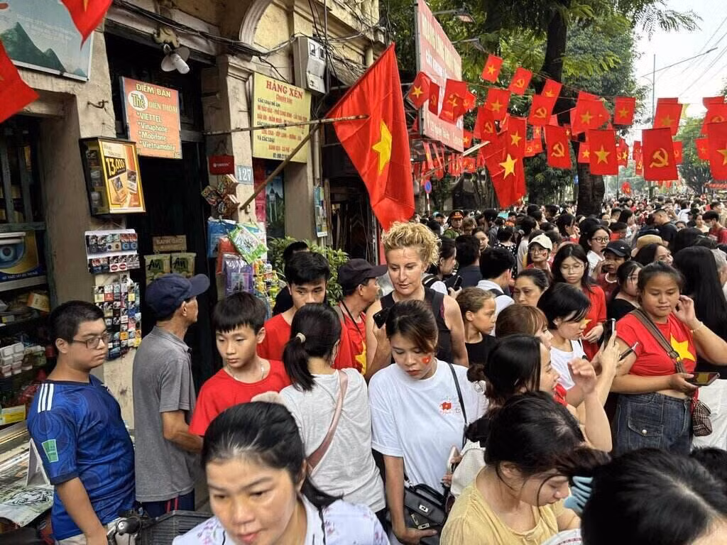 Khách Tây chen chân giữa dòng người chờ xem diễu binh, diễu hành kỷ niệm 80 năm Quốc khánh 2/9. Ảnh: Nguyễn Đạt