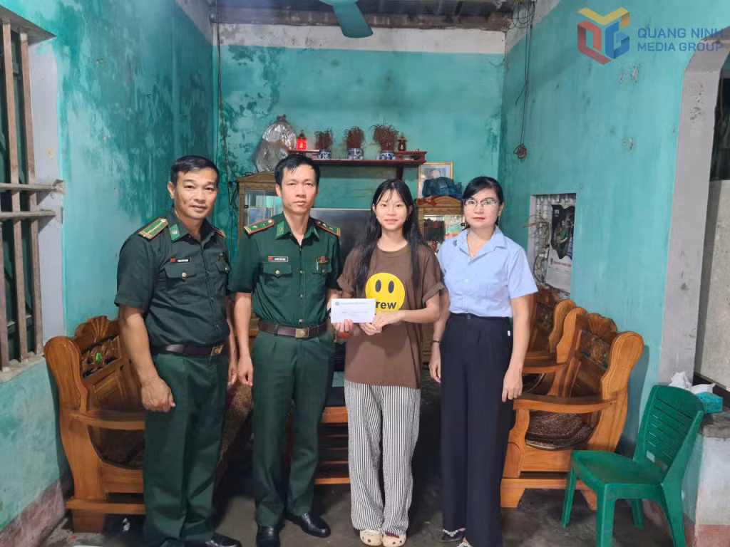 Đồn BP Cửa khẩu Cảng Vạn Gia trao kinh phí hỗ trợ cho các học sinh có hoàn cảnh khó khăn thuộc chương trình