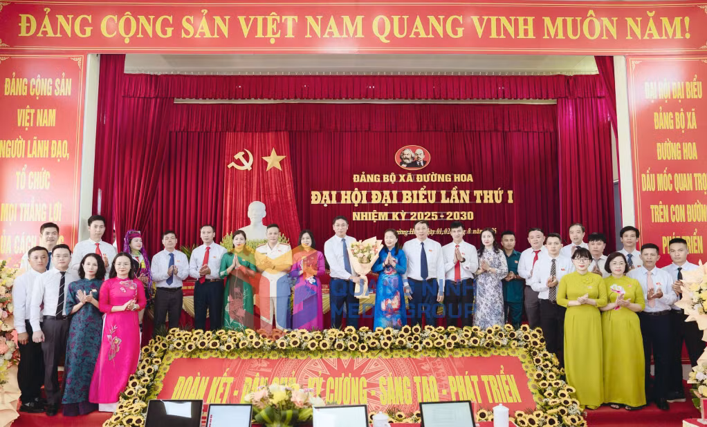 Đồng chí Vi Ngọc Bích, Uỷ viên BTV Tỉnh uỷ, Phó Chủ tịch thường trực HĐND tỉnh chúc mừng BCH Đảng bộ xã Đường Hoa lần thứ I, nhiệm kỳ 2025-2030 (8-2025). Ảnh: Việt Hưng