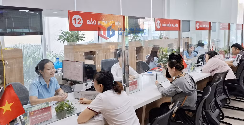 Người dân đến giải quyết các thủ tục liên quan về chính sách BHXH, BHYT, BHTN tại Trung tâm Hành chính công phường Hồng Gai.