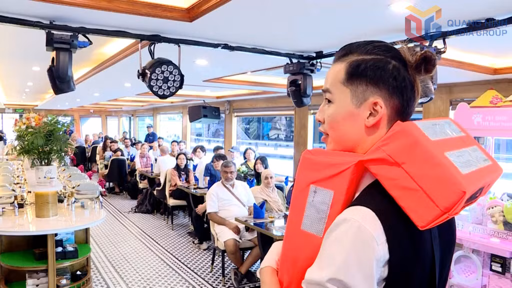 Trước khi khởi hành, thuyền trưởng và thuyền viên trên tàu sẽ thực hiện hướng dẫn hành khách các biện pháp an toàn.