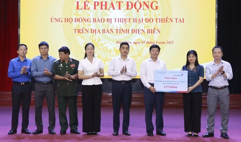 Đại biểu Quốc hội Tạ Thị Yên trao 2 tỷ đồng hỗ trợ đồng bào vùng lũ.