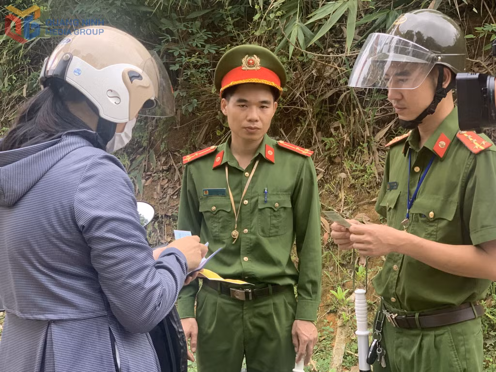 Công an xã Đông Ngũ, tỉnh Quảng Ninh tuyên truyền, nhắc nhở người dân tuyệt đối tuân thủ Luật Trật tự, ATGT đường bộ khi tham gia giao thông.