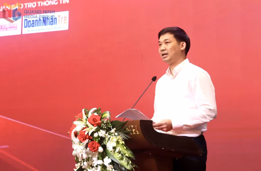 Đồng chí Nguyễn Văn Công, Phó Chủ tịch UBND tỉnh phát biểu tại diễn đàn.