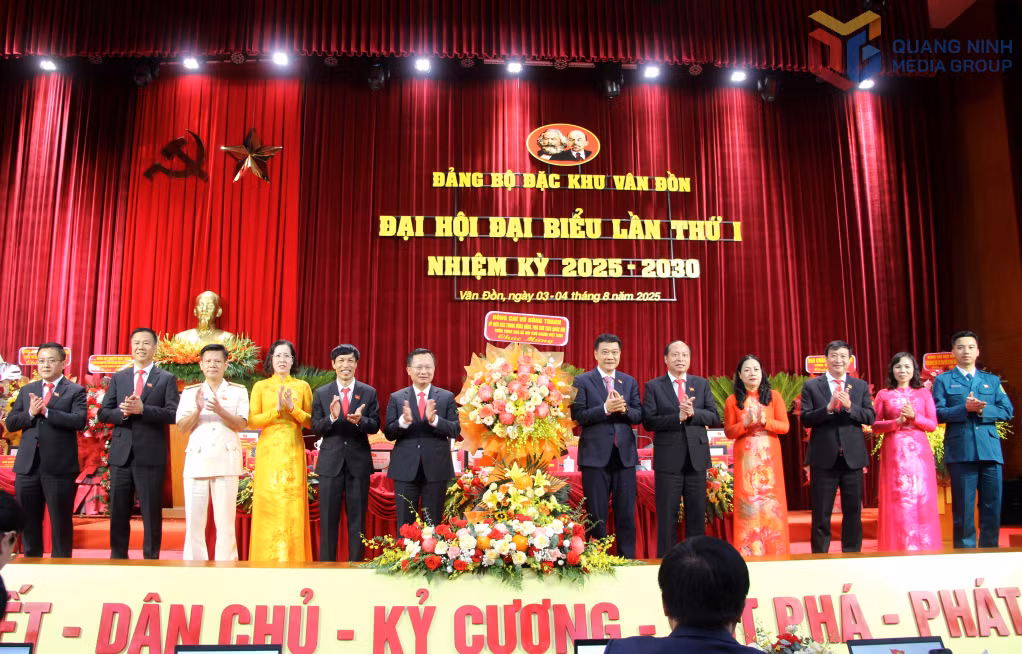 Đồng chí Vũ Hồng Thanh, Ủy viên Trung ương Đảng, Phó Chủ tịch Quốc hội, ĐBQH tỉnh, tặng hoa chúc mừng Đại hội.