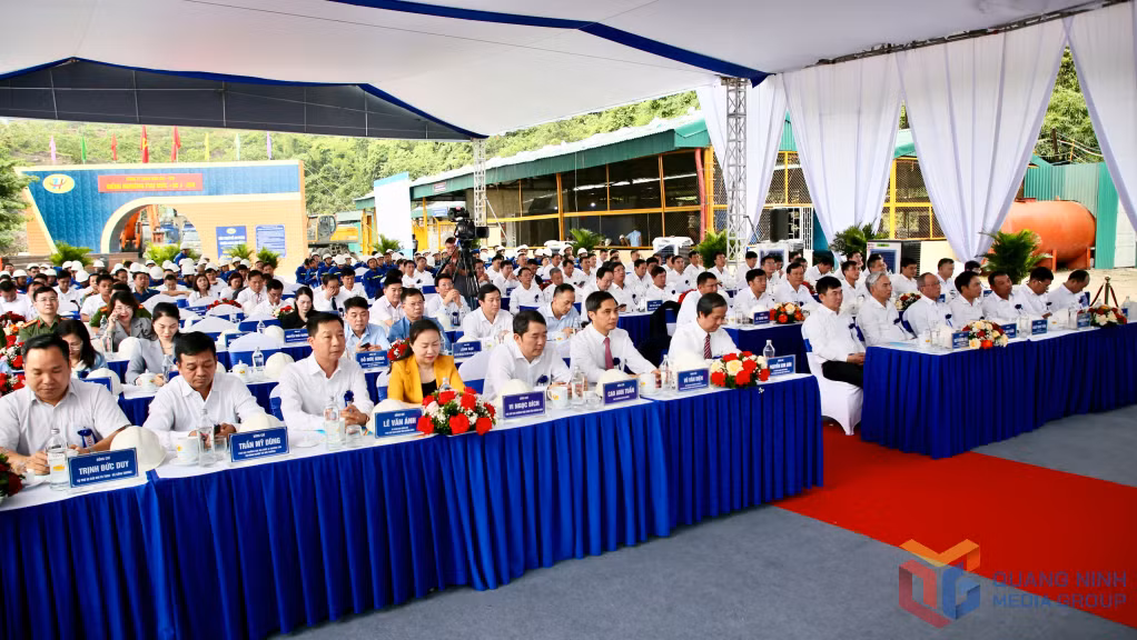 Các vị đại biểu Trung ương, đại biểu tỉnh Quảng Ninh và lãnh đạo Tập đoàn dự buổi lễ.
