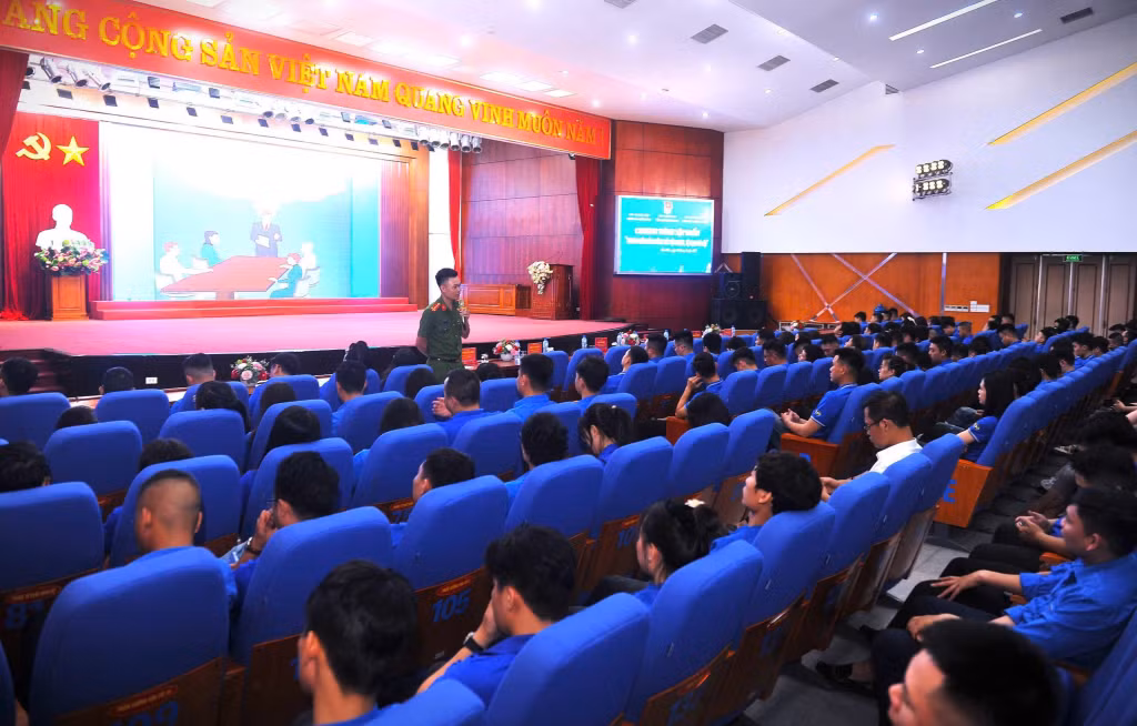 Cán bộ phòng cảnh sát điều tra tội phạm về ma túy (Công an tỉnh Quảng Ninh) tuyên truyền phòng, chống ma túy tại Công ty than Uông Bí-TKV.