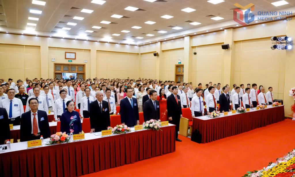 Các đại biểu thực hiện nghi thức chào cờ tại Đại hội.