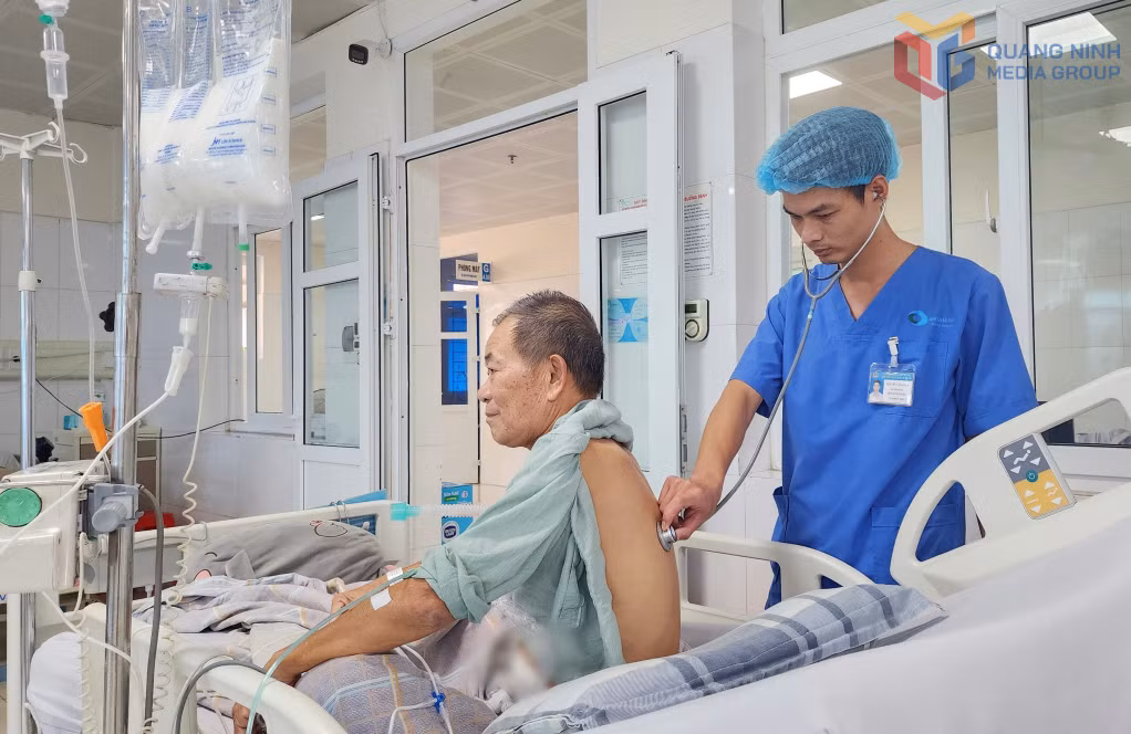 Bác sĩ Nguyễn Văn Khởi đang thăm khám, điều trị cho bệnh nhân tại Khoa Hồi sức tích cực ung bướu, Bệnh viện Bãi Cháy.