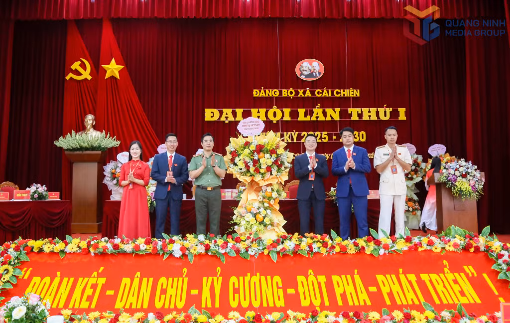 Thiếu tướng Trần Văn Phúc, Uỷ viên BTV Tỉnh uỷ, Giám đốc Công an tỉnh tặng hoa chúc mừng Đại hội.