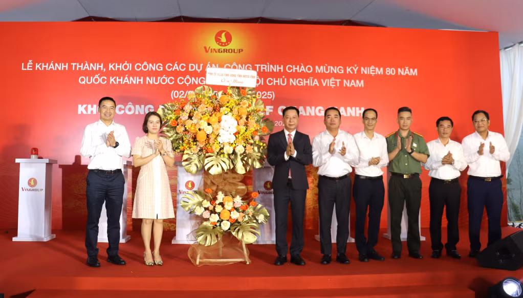 Đồng chí Lê Văn Ánh, đại diện lãnh đạo tỉnh Quảng Ninh tặng hoa chúc mừng dự án. 