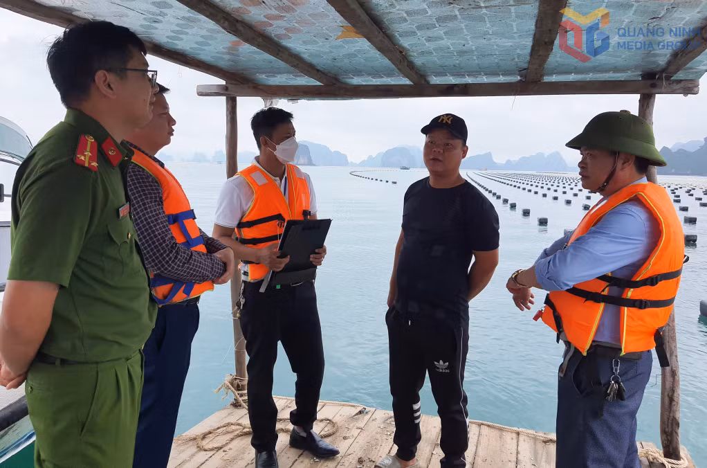 Lực lượng chức năng tại Vân Đồn tuyên truyền cho hộ dân về quy định bắt buộc sử dụng phao nổi HDPE trong NTTS. Ảnh chụp tháng 5/2022