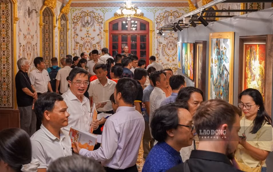 Trung tâm Bảo tồn Di tích Cố đô Huế tổ chức Triển lãm “Mỹ thuật &amp; Di sản: Hình tượng Tứ linh qua nghệ thuật tạo hình” tại điện Kiến Trung (Đại nội Huế), thu hút sự tham gia của đông đảo người dân, du khách.