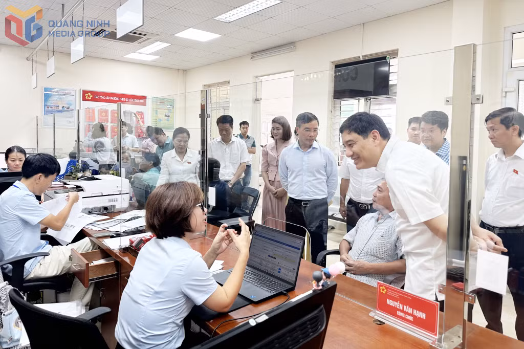 Đoàn khảo sát của Ủy Ban Văn hóa và xã hội Quốc hội do đồng chí Nguyễn Đắc Vinh, Ủy viên Ban Chấp hành Trung ương Đảng, Chủ nhiệm Ủy Ban Văn hoá và xã hội đã thăm và làm việc tại phường Cao Xanh 