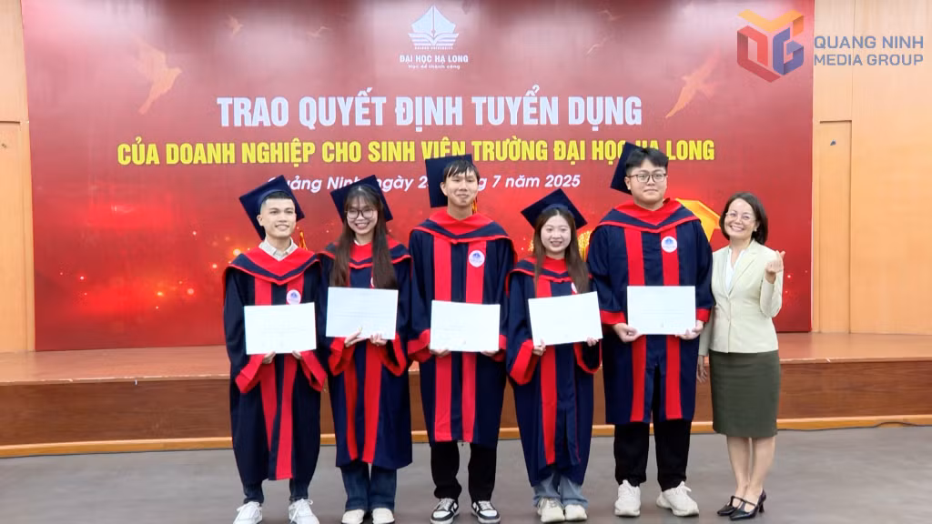 Trường Đại học Hạ Long tổ chức lễ trao quyết định tuyển dụng của doanh nghiệp cho sinh viên nhà trường.