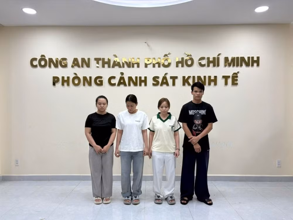 Các bị can bị khởi tố trong vụ án buôn bán khí cười trá hình tại Cloud 9. Ảnh: Công an