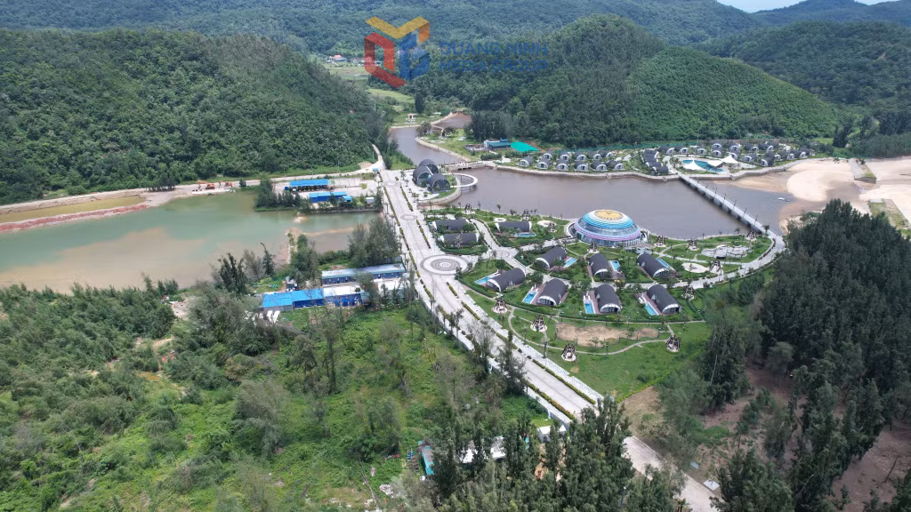 Khu du lịch Đầu Rồng Resort trên đảo Cái Chiên.