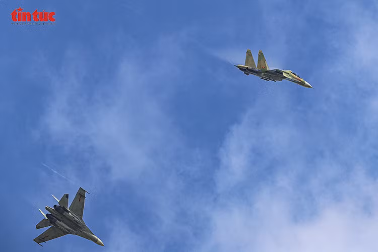 Hiện tượng ngưng tụ hơi nước tạo làn khói trắng bao quanh cánh Su-30MK2 khi bứt tốc.