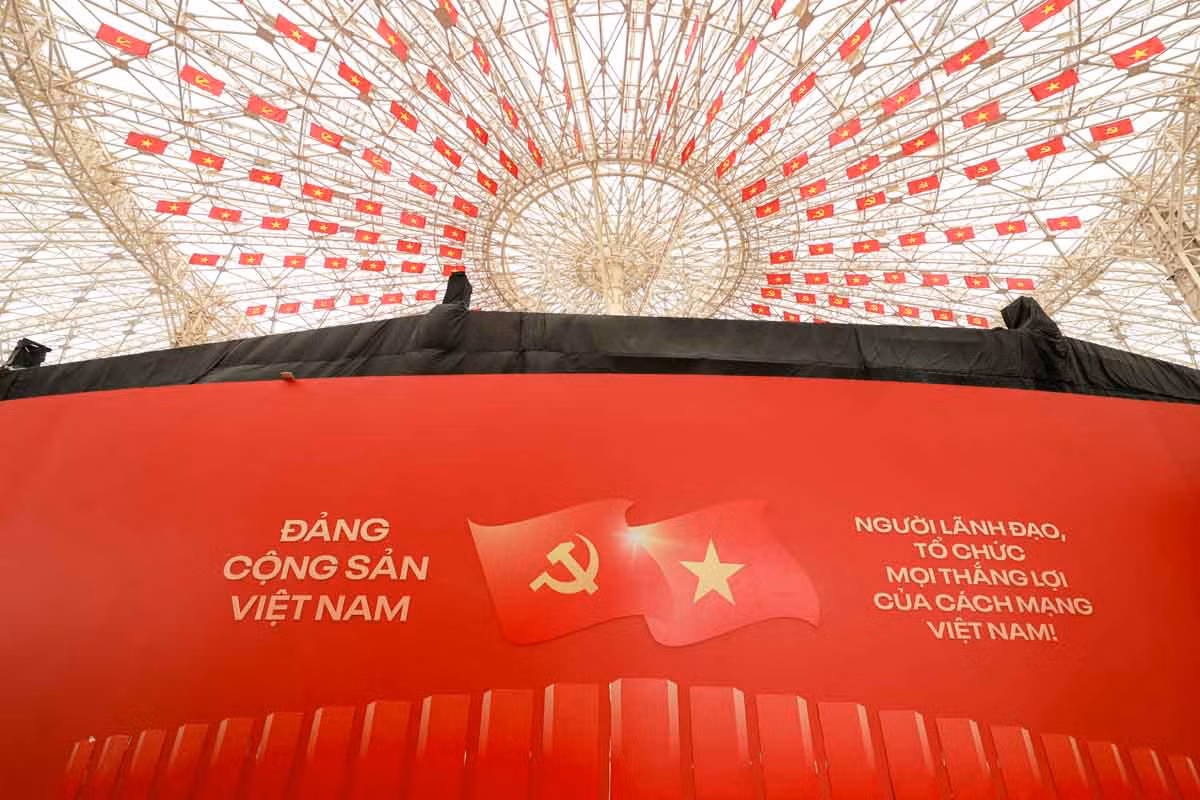 Tâm của nhà triển lãm được bố trí là không gian tái hiện những sự kiện lớn, những mốc son trong lịch sử, những thành tựu của đất nước dưới sự lãnh đạo của Đảng Cộng sản Việt Nam qua các thời kỳ với chủ đề “95 năm cờ Đảng soi đường”.